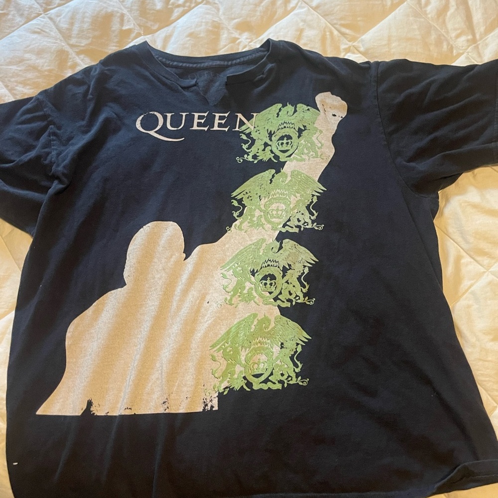 Que Black and Green Short Sleeve Tee